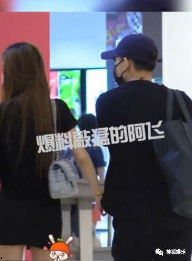 娱乐吃瓜拍到恋情,当红明星甜蜜恋情曝光,甜蜜瞬间被吃瓜群众捕捉